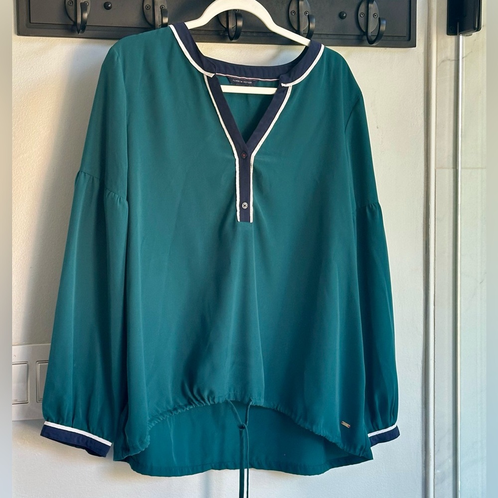 Tommy Hilfiger Top with Popover hem. Sz L